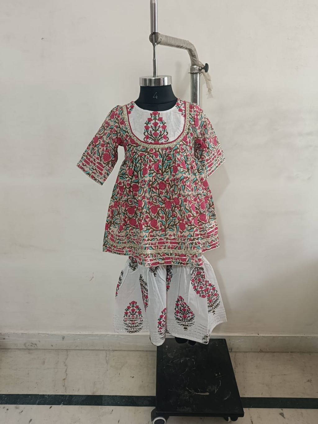 Red Roses In The Garden Sharara